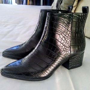 NWOT Scoop Isa Low Heel Ankle Bootie